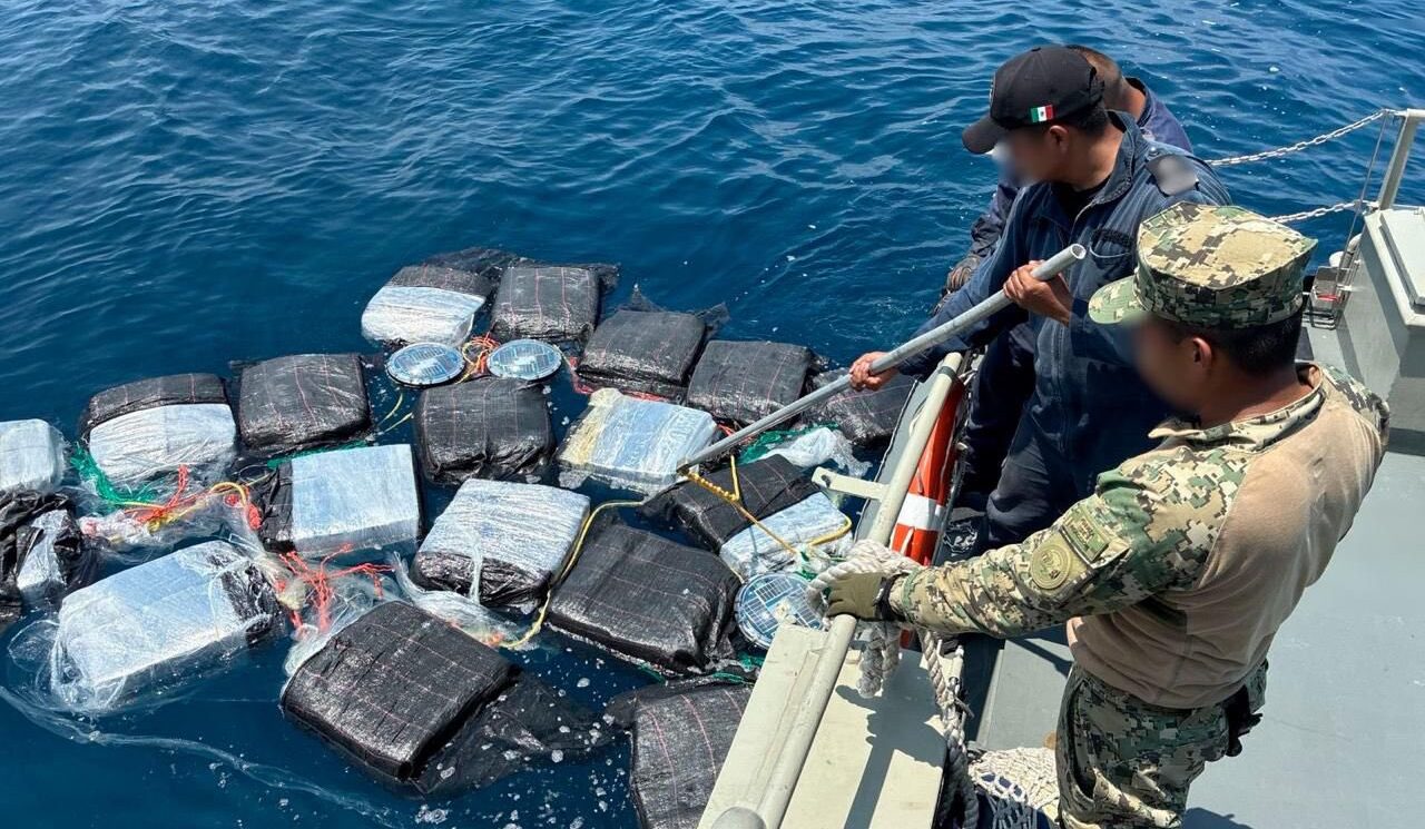 Marina localiza embarcación con una tonelada de cocaína