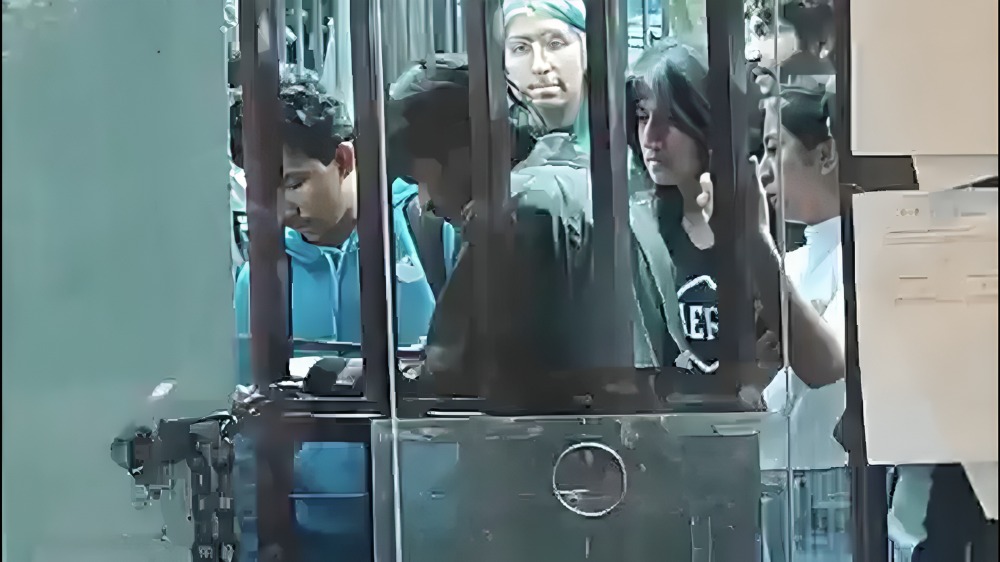 Estudiantes del IPN toman instalaciones de Canal Once