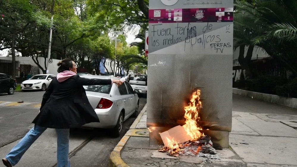 Estudiantes del IPN toman instalaciones de Canal Once