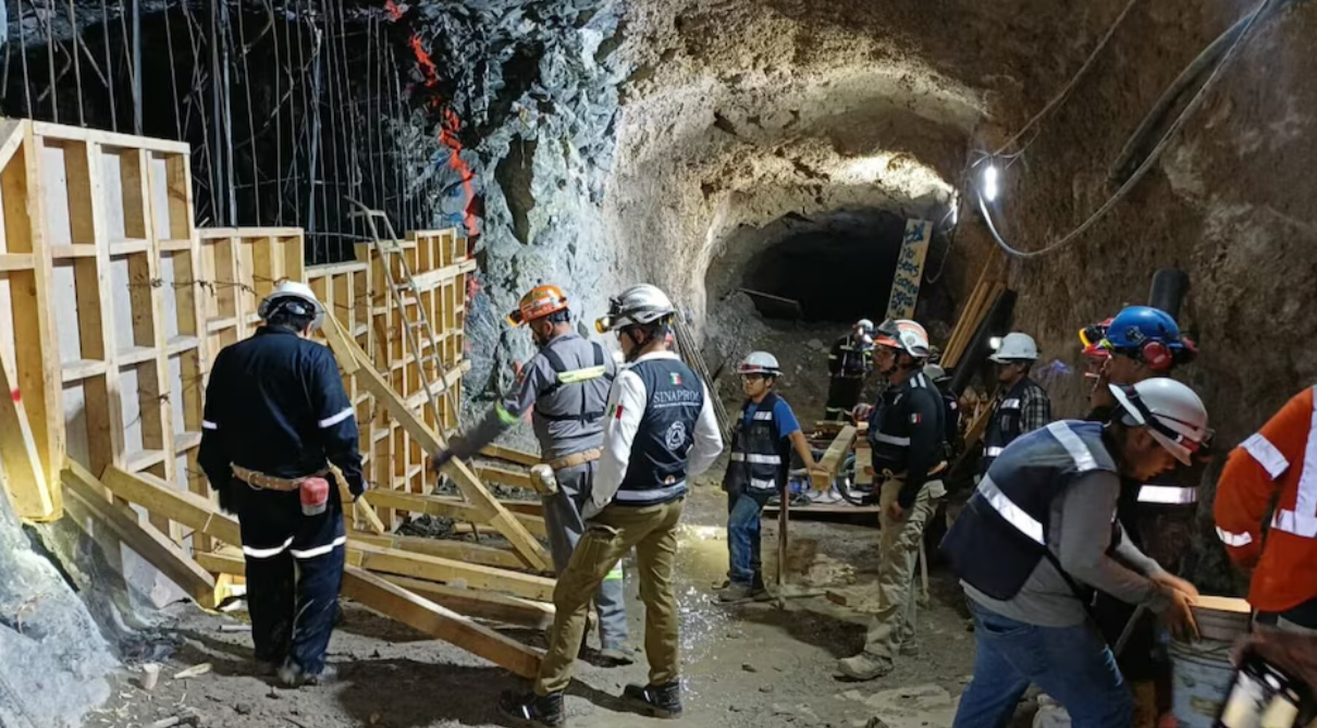 Trabajadores de Protección Civil en mina de Sinaloa