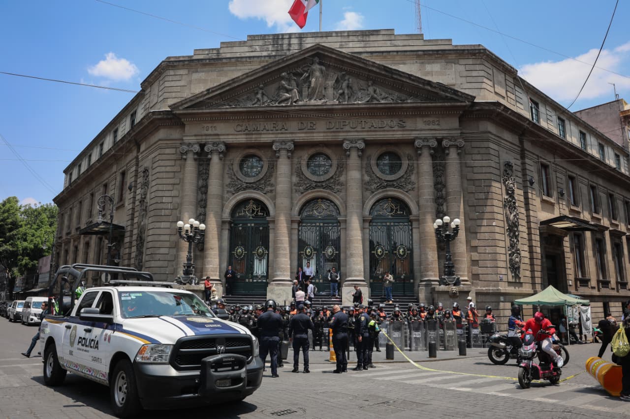 Integrantes de Asamblea de Barrios irrumpen Congreso de CDMX