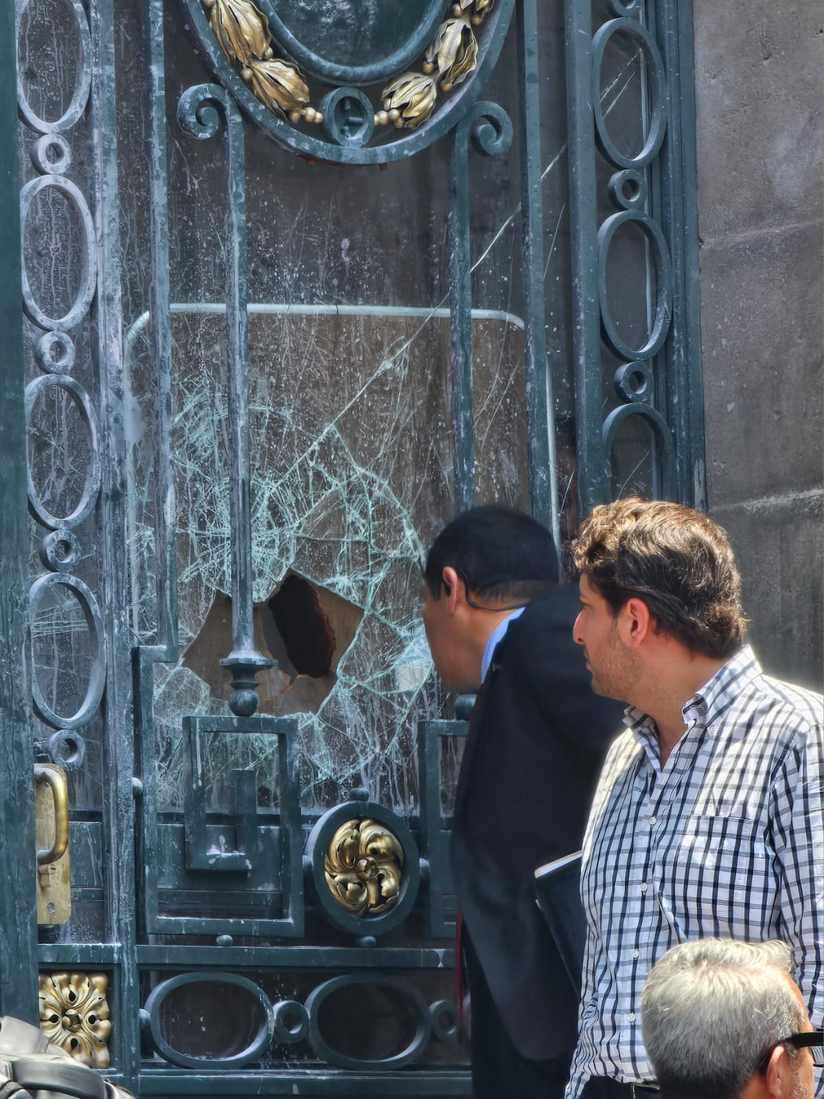 Integrantes de Asamblea de Barrios irrumpen Congreso de CDMX