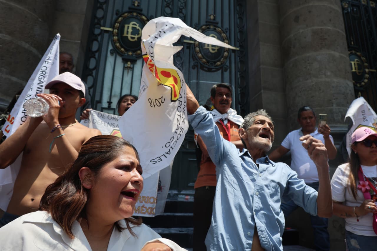 Integrantes de Asamblea de Barrios irrumpen Congreso de CDMX