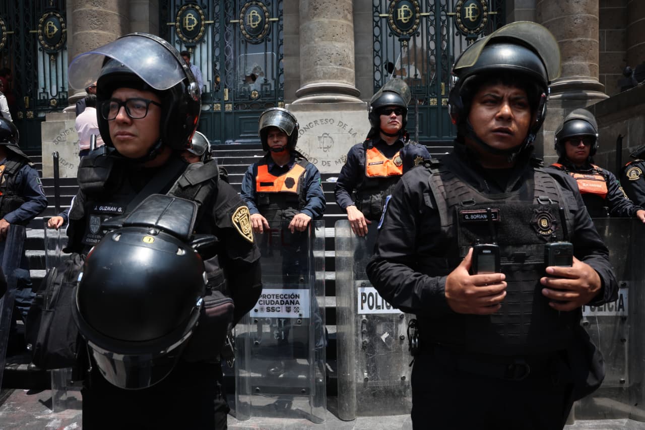 Integrantes de Asamblea de Barrios irrumpen Congreso de CDMX