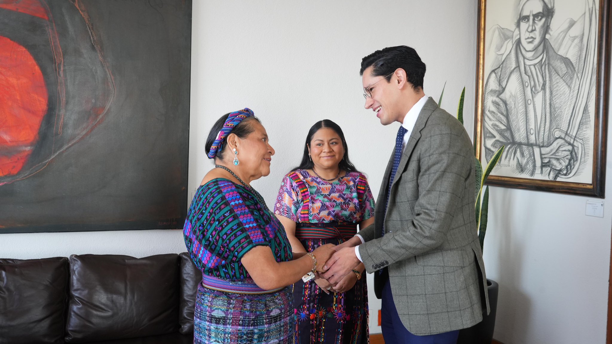 SRE designa a Rigoberta Menchú como alta consejera en México