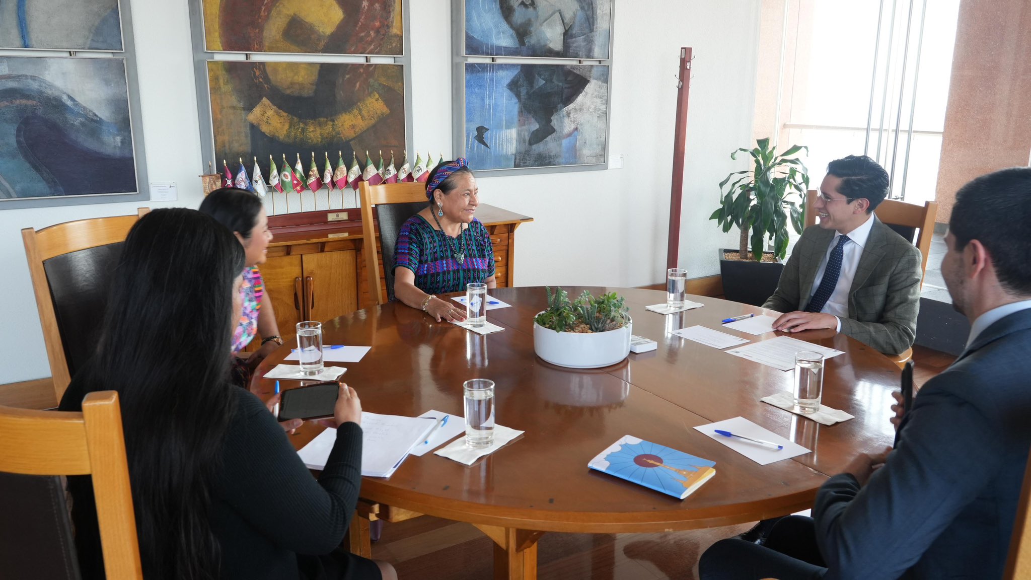 SRE designa a Rigoberta Menchú como alta consejera en México