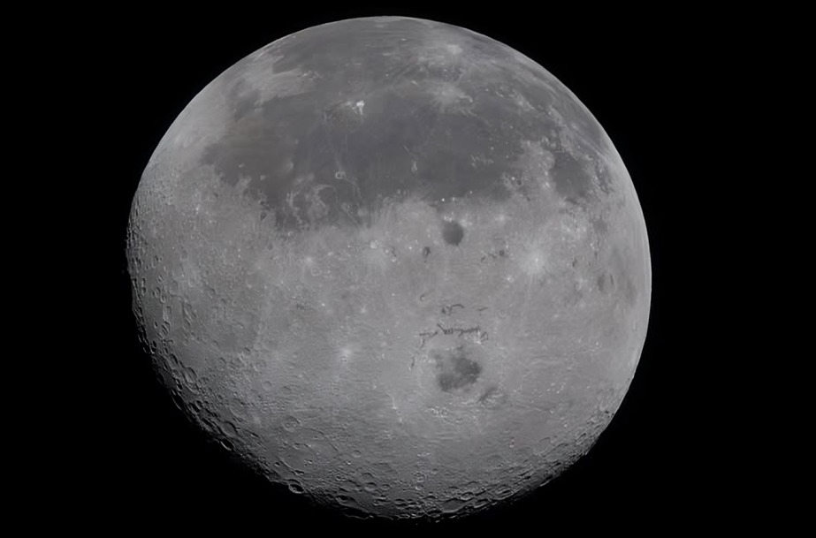 Tripulación de Artemis II entra en órbita lunar