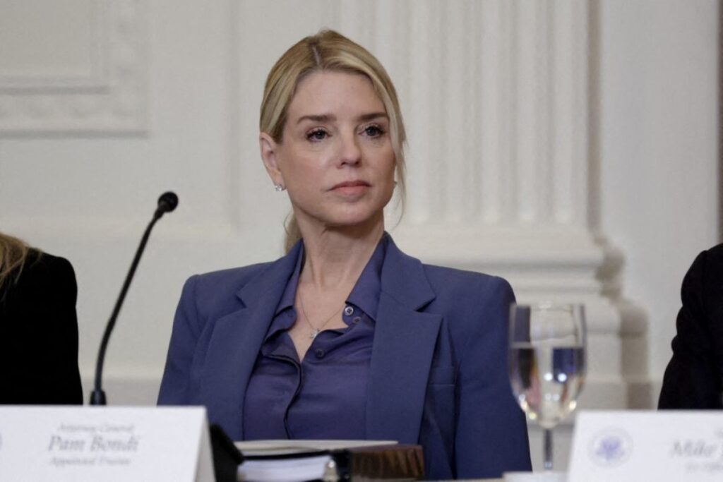 Trump destituye a Pam Bondi como fiscal de EU