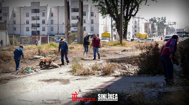 Ayuntamiento de Puebla refuerza mantenimiento bajo puentes de la capital