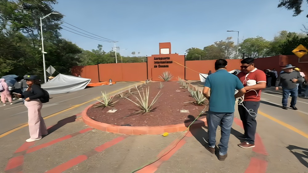 Sección 22 de la CNTE escala protestas y bloquea aeropuerto de Oaxaca