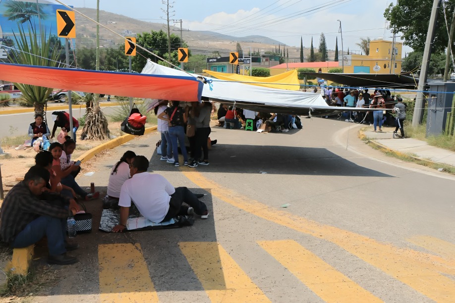 Sección 22 de la CNTE escala protestas y bloquea aeropuerto de Oaxaca
