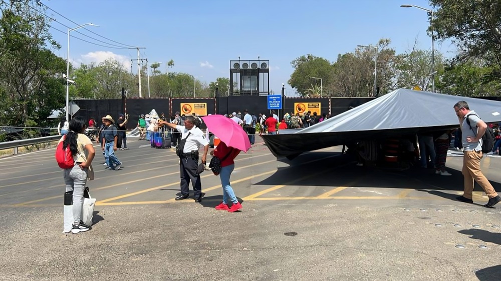Sección 22 de la CNTE escala protestas y bloquea aeropuerto de Oaxaca