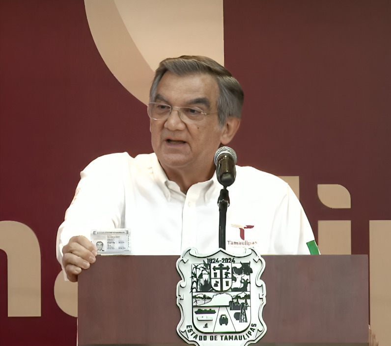 Américo Villarreal muestra su visa y desmiente a LA Times