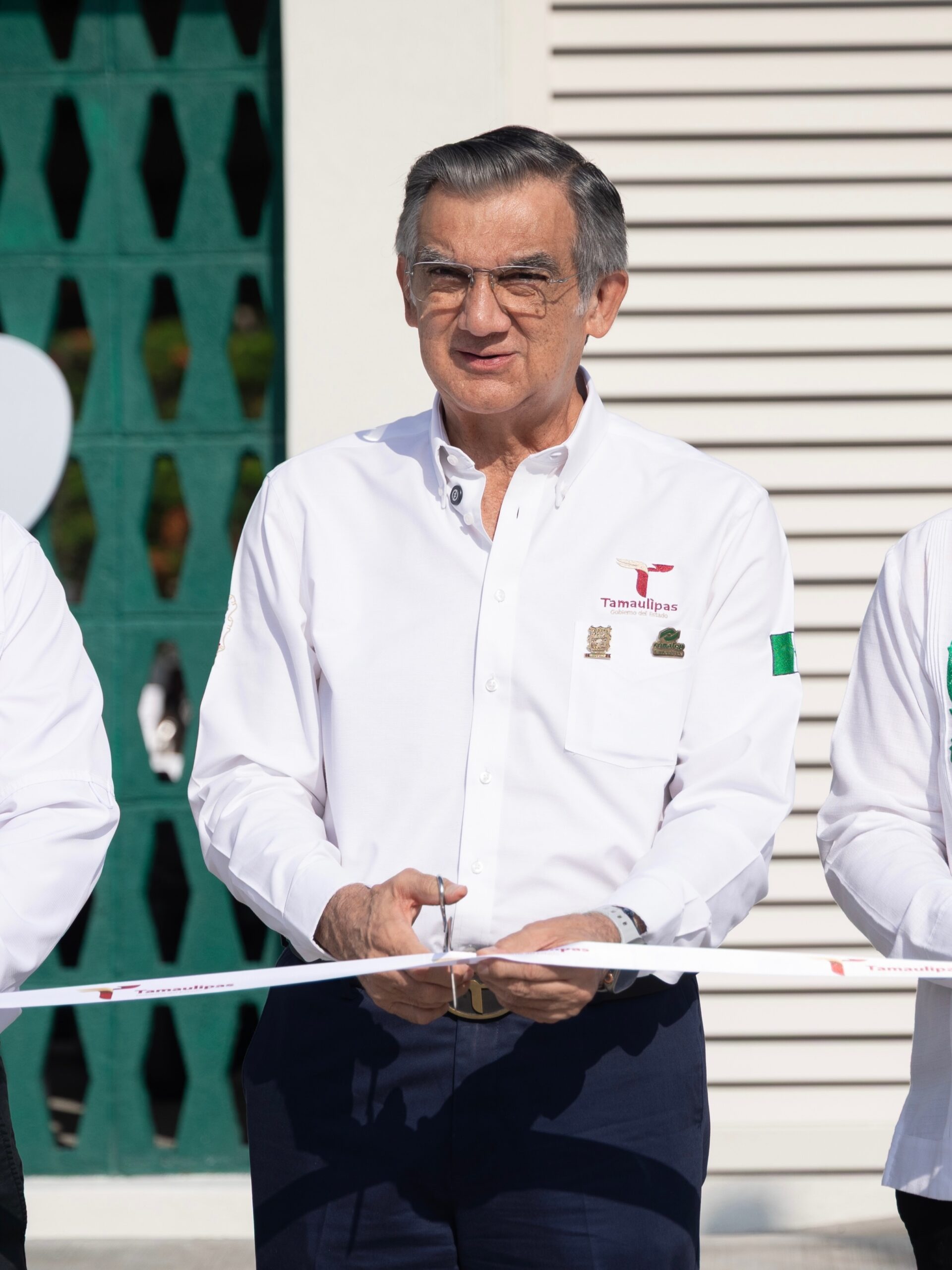 Américo Villarreal muestra su visa y desmiente a LA Times