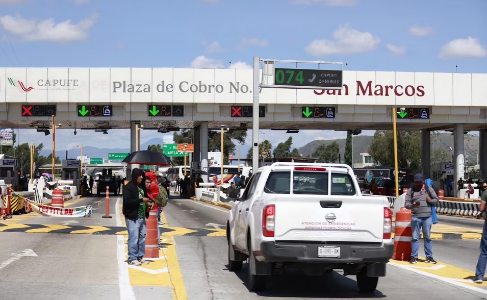 CNTE desafía al gobierno: continúa protestas tomando casetas y dando paso libre