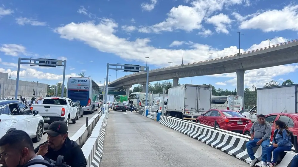 CNTE desafía al gobierno: continúa protestas tomando casetas y dando paso libre