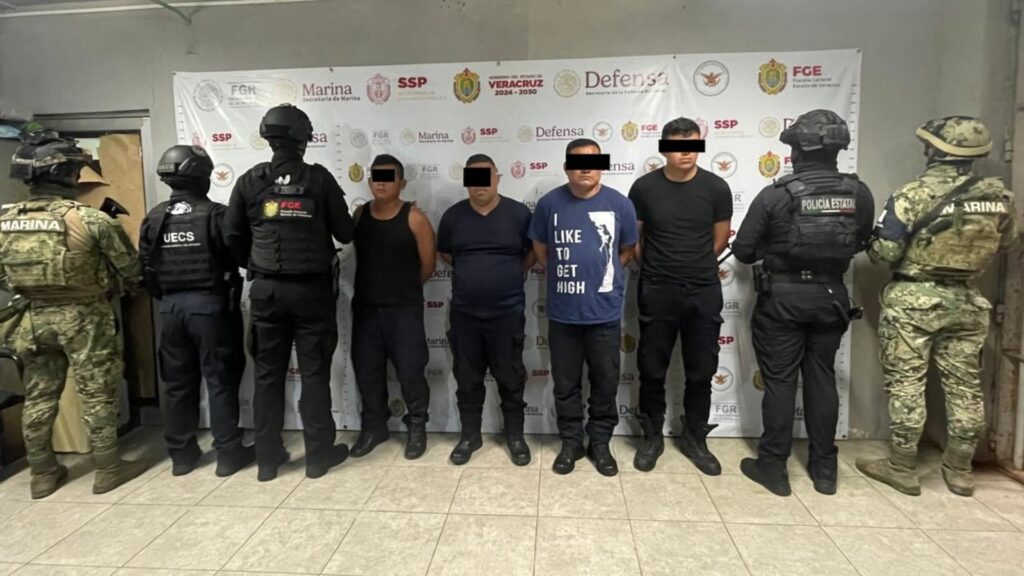 Detienen a policías de Ixhuatlán