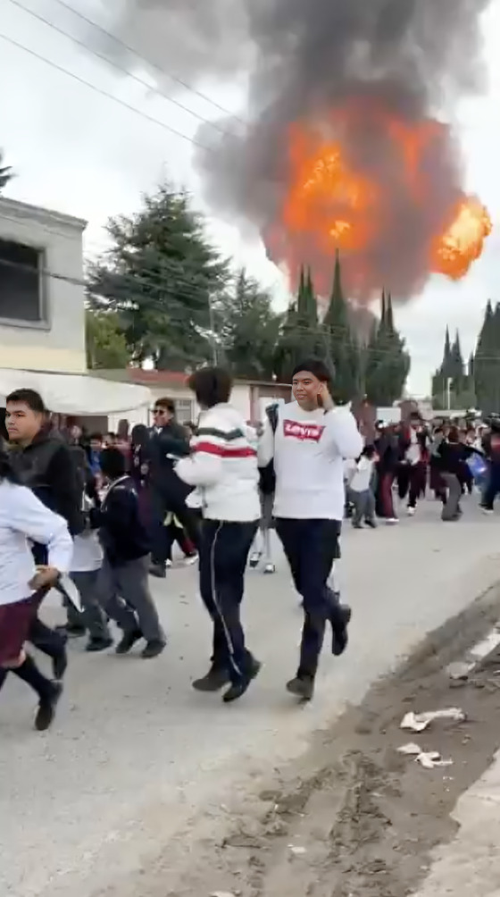 Explota pipa de gas en Tepeaca; evacúan a más de mil alumnos