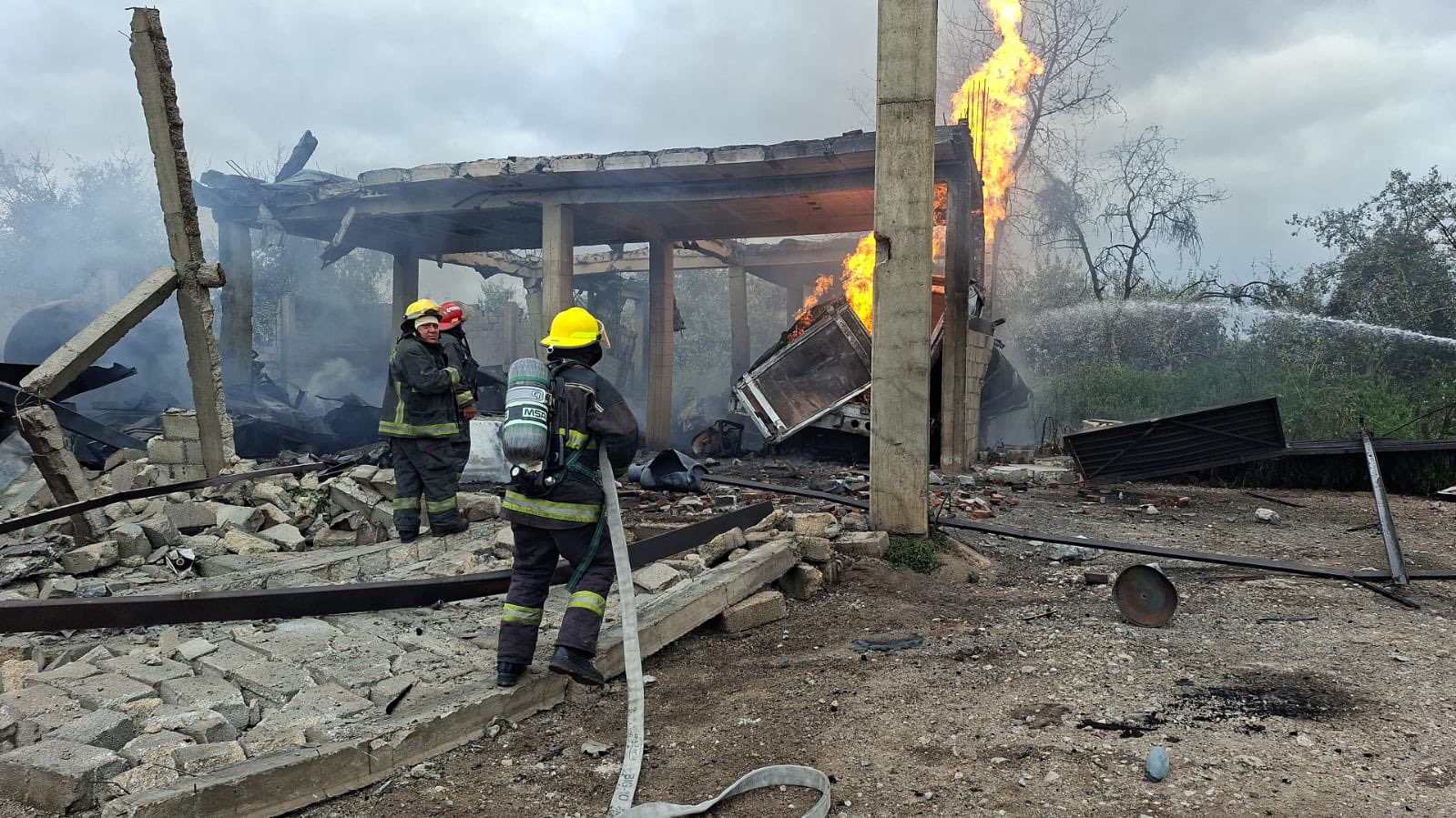 Explota pipa de gas en Tepeaca; evacúan a más de mil alumnos