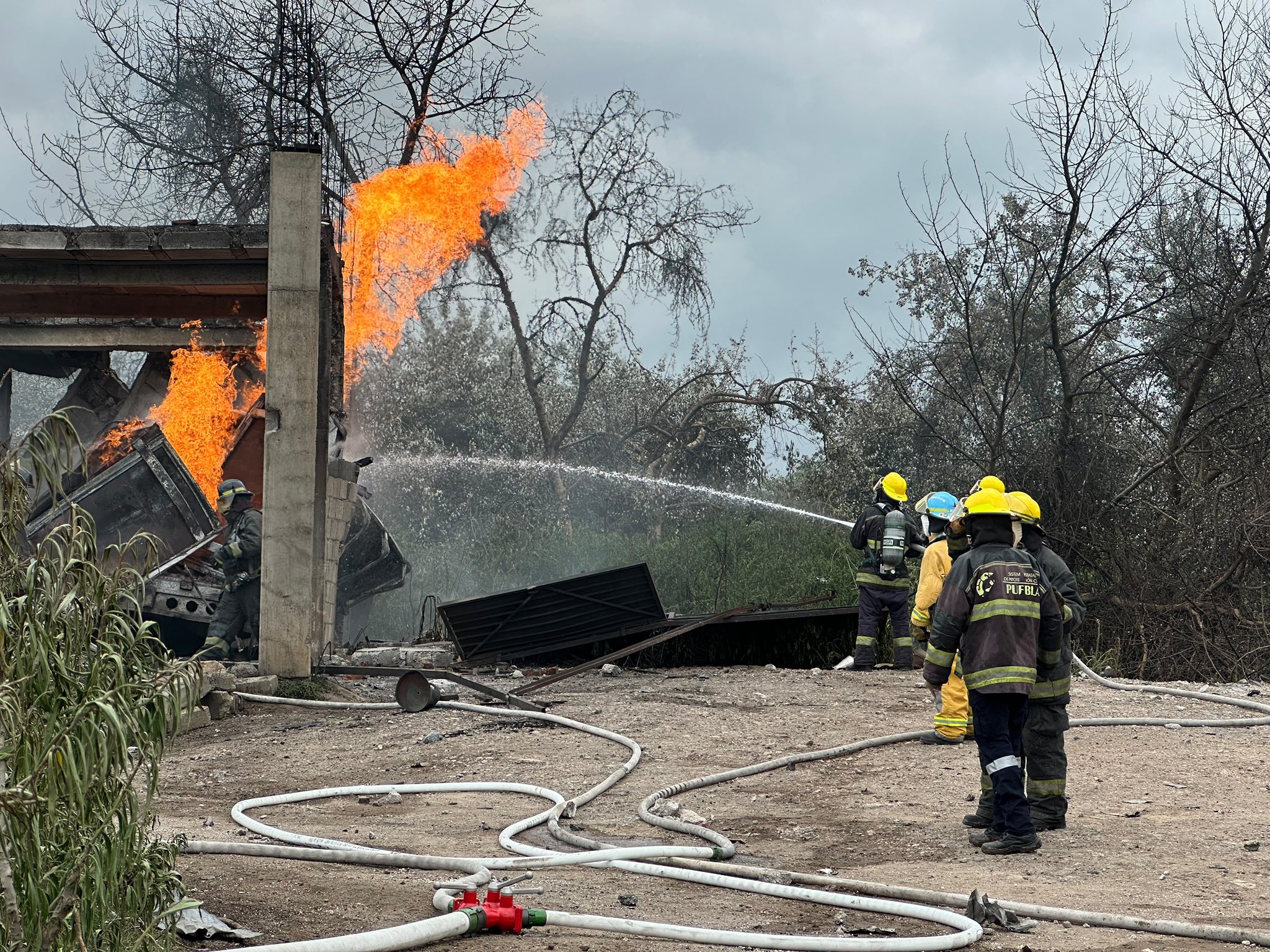 Explota pipa de gas en Tepeaca; evacúan a más de mil alumnos