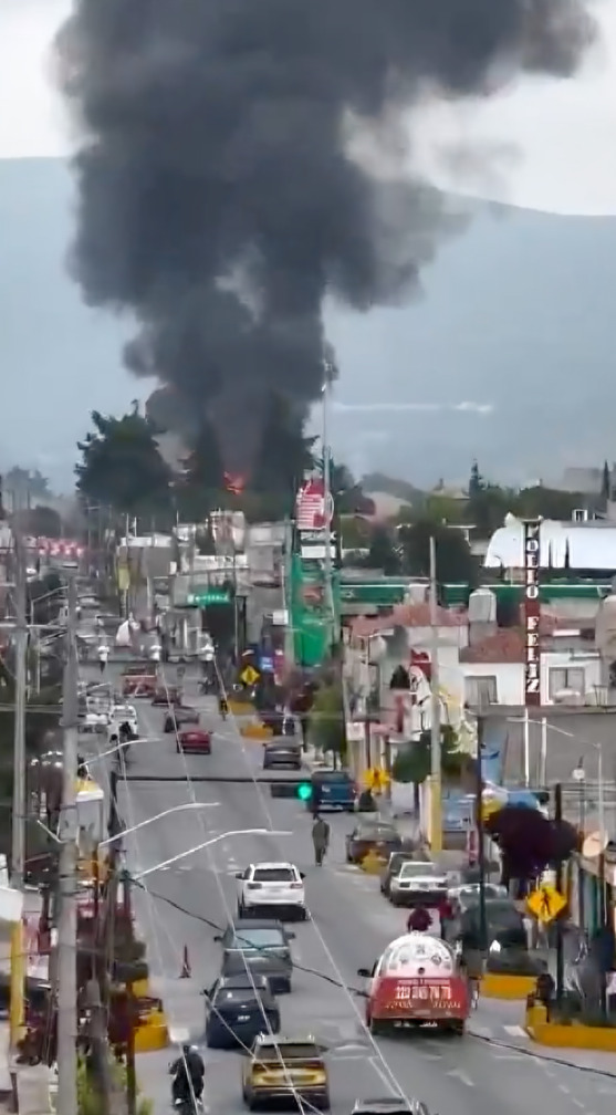 Explota pipa de gas en Tepeaca; evacúan a más de mil alumnos