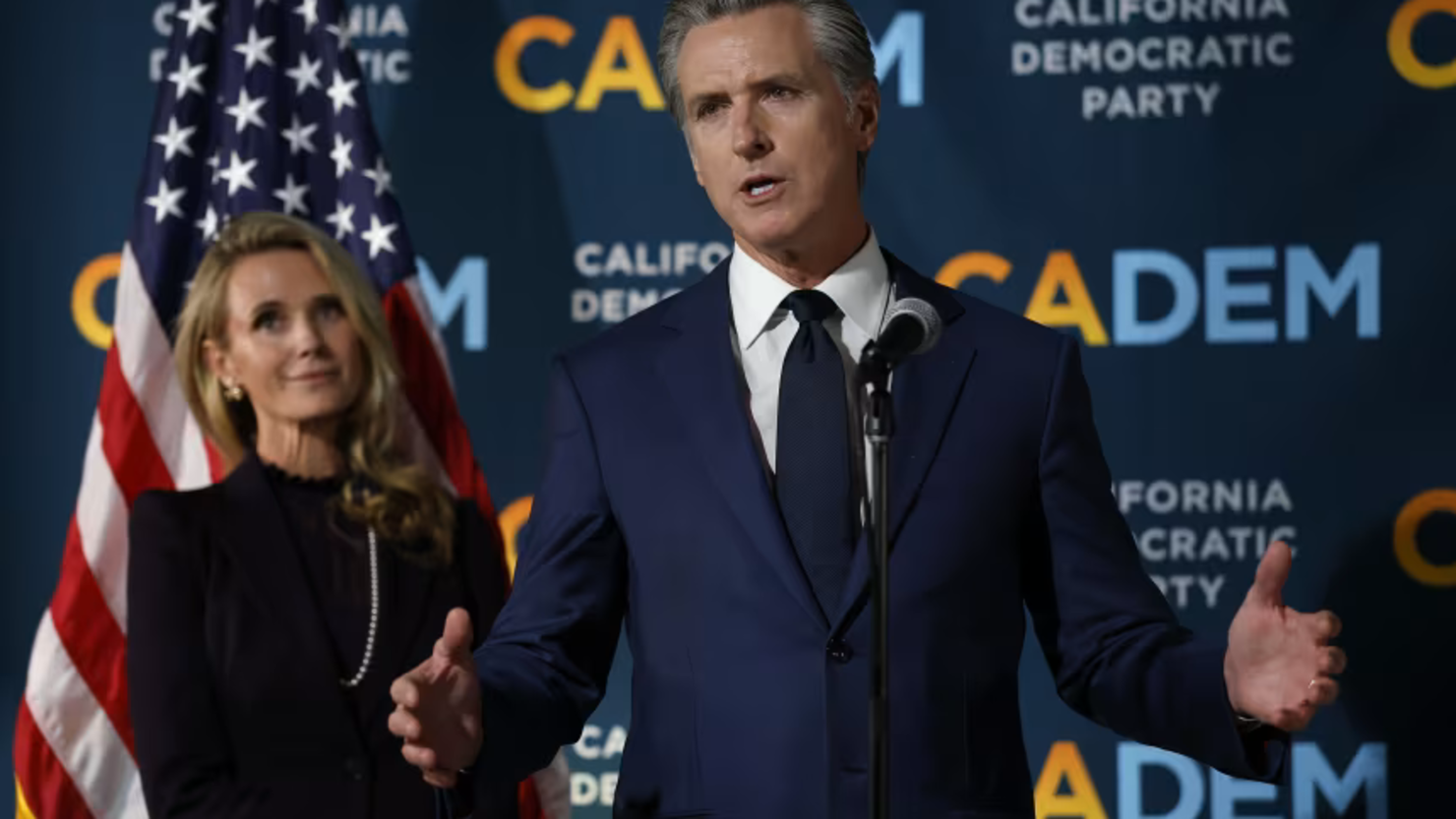Gavin Newsom y su esposa