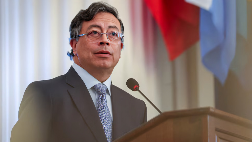 Gustavo Petro califica como extorsión la orden de suspensión