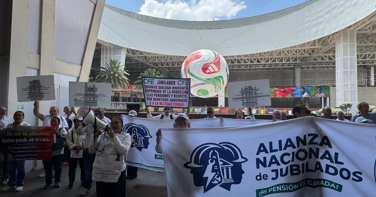 Jubilados se manifiestan en AICM