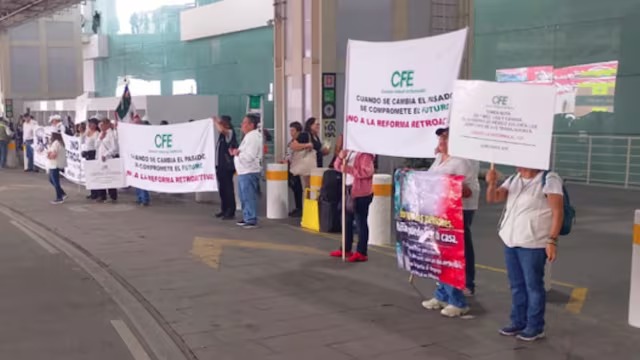 Jubilados protestan en el AICM 