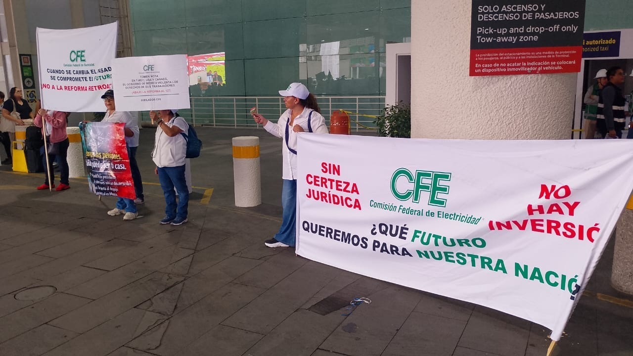 Manifestación de jubilados en el AICM 