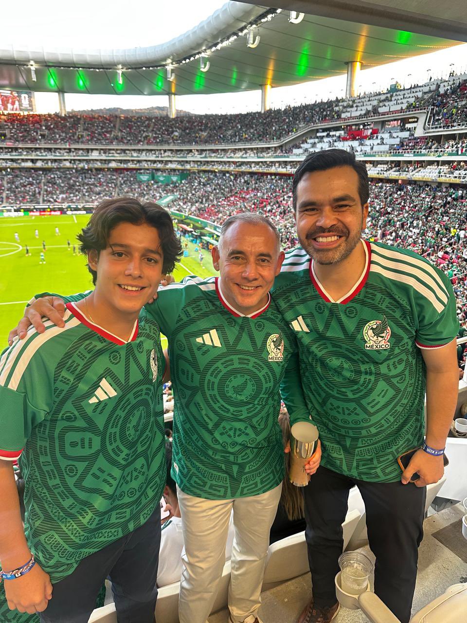 ¿Qué políticos de oposición asistieron al partido de México?