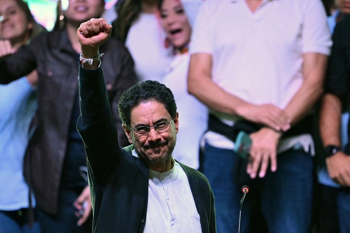 Gustavo Petro llama a mantener la calma mientras continúa el conteo de votos.