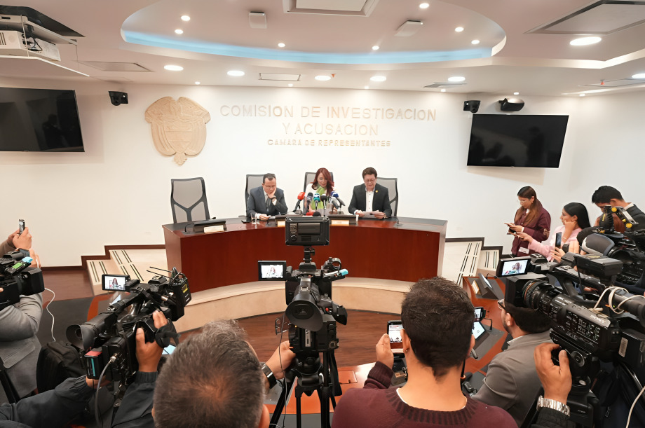 Gustavo Petro califica como extorsión la orden de suspensión