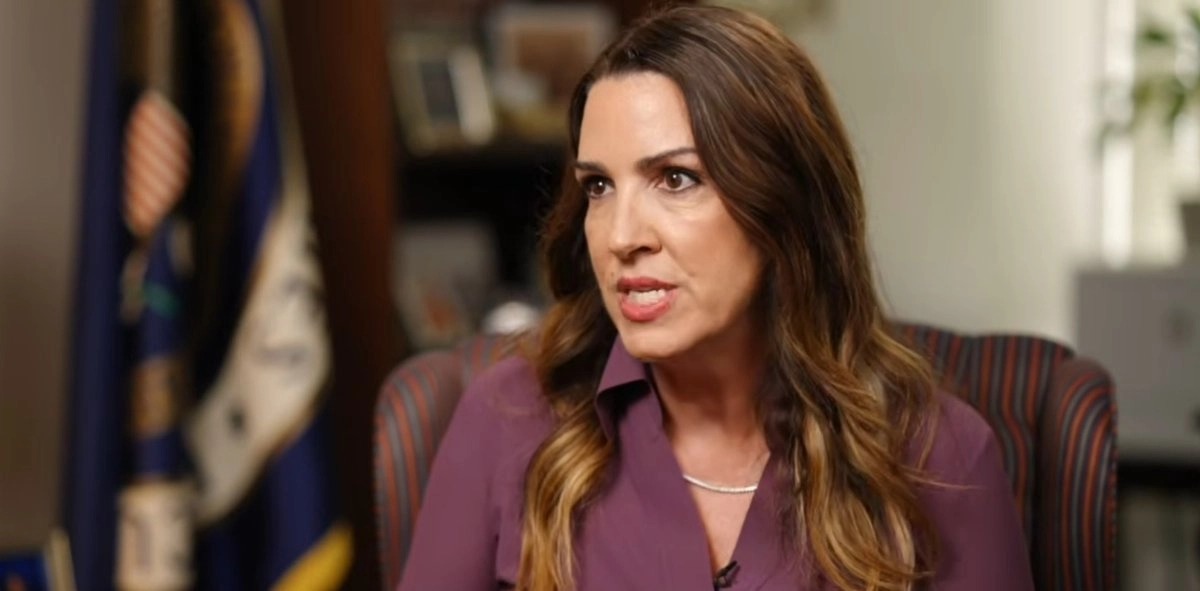 Sara Carter destaca trabajo de Sheinbaum