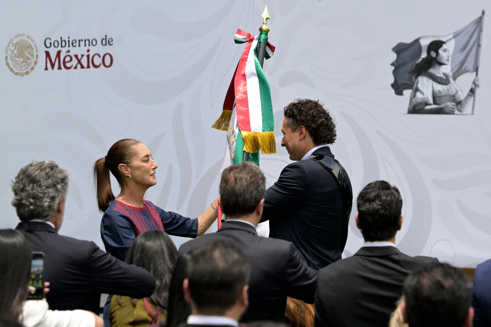 Sheinbaum abandera a la Selección Mexicana previo al Mundial