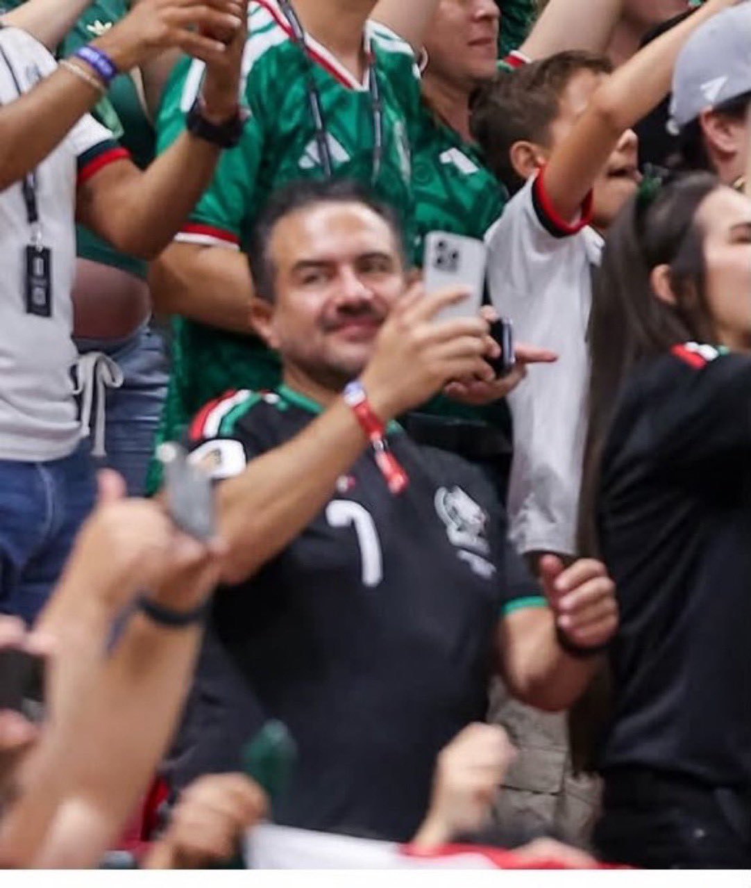 Oposición critica a Yunes Márquez por ir a partido de México