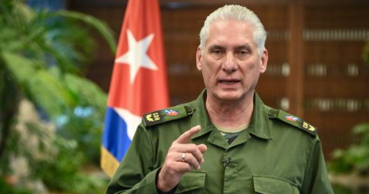 Díaz-Canel vestido de militar