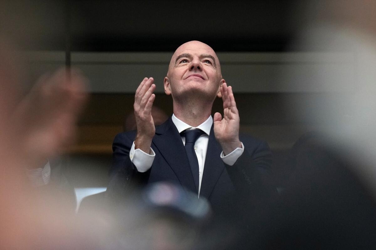 Gianni Infantino aborda un jet privado durante sus traslados entre sedes del Mundial 2026.