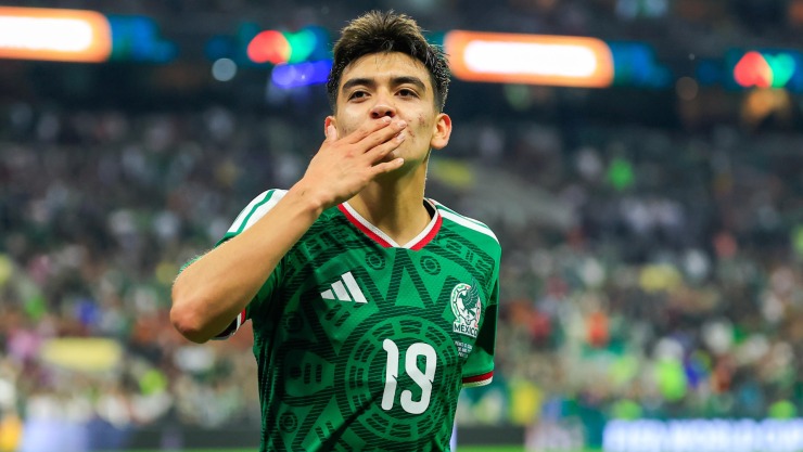 Gil Mora termina la prepa