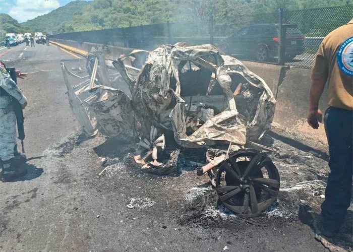 Equipos de emergencia trabajan en la zona del accidente sobre la autopista Guadalajara-Tepic.