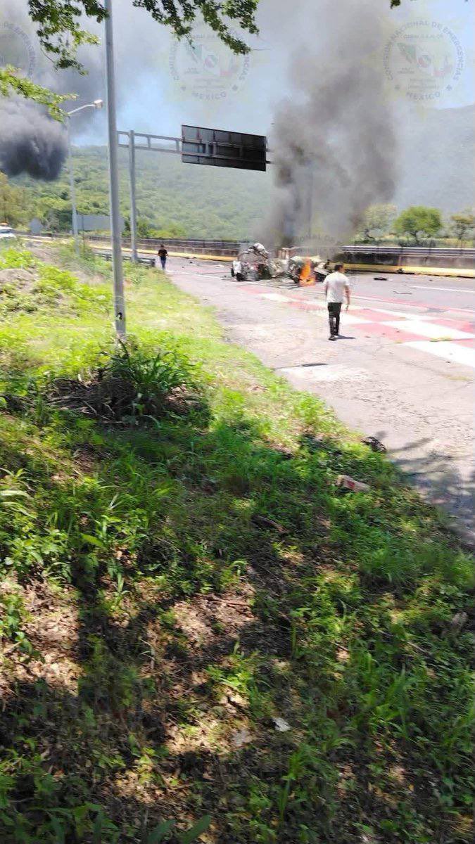 Vehículos calcinados tras el choque múltiple registrado en la autopista Guadalajara-Tepic.