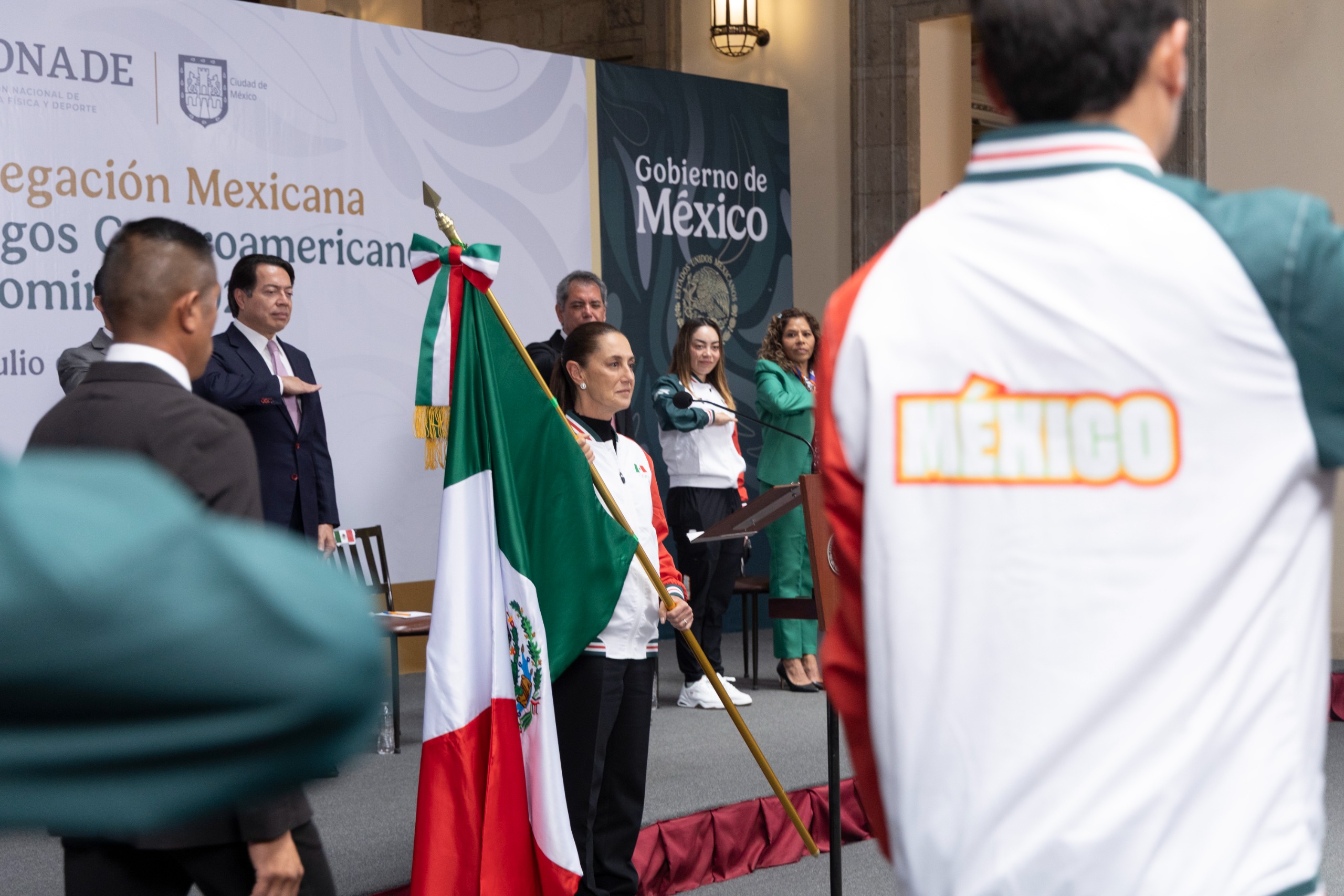 Sheinbaum abandera a atletas rumbo a Juegos Centroamericanos
