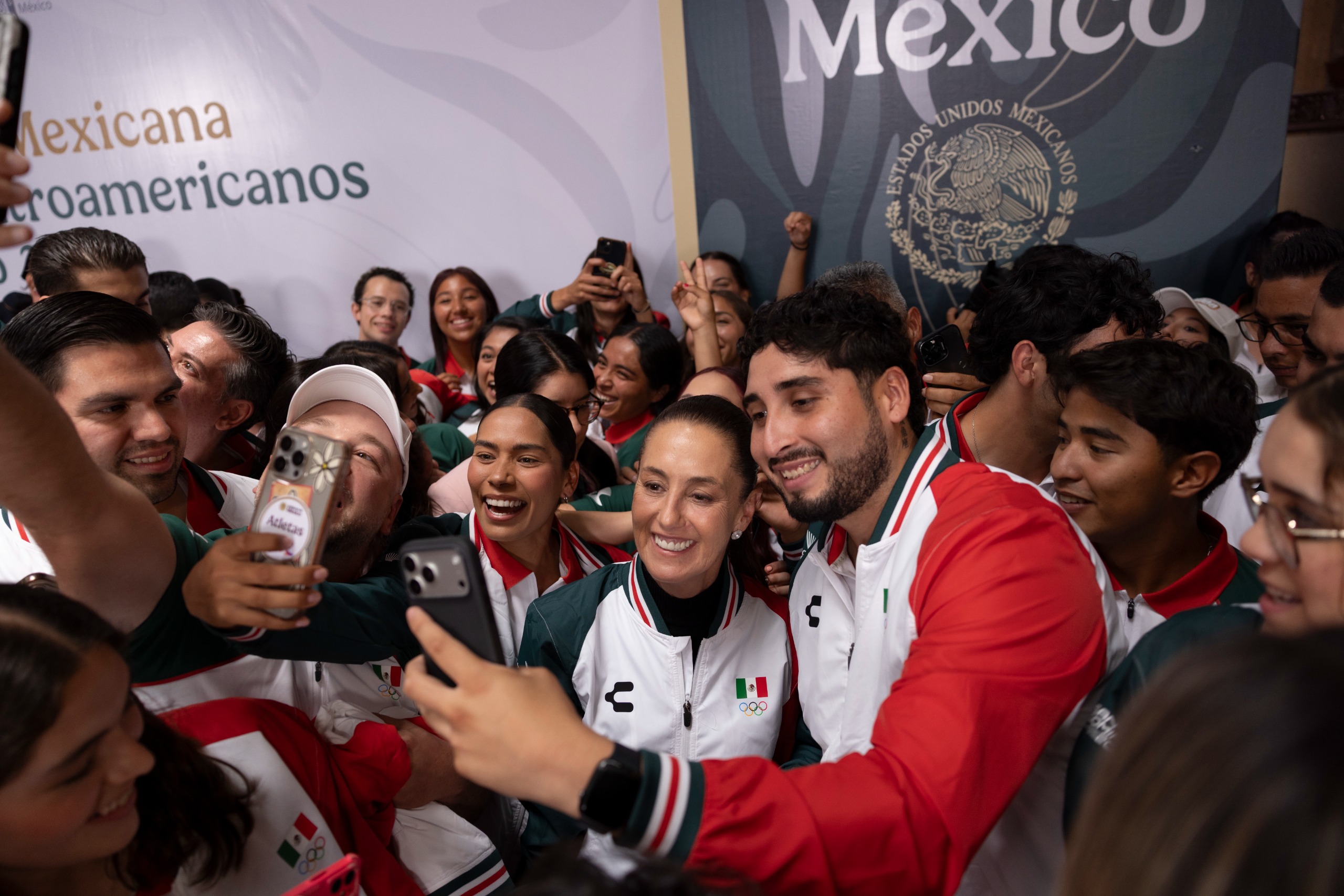 Sheinbaum abandera a atletas rumbo a Juegos Centroamericanos