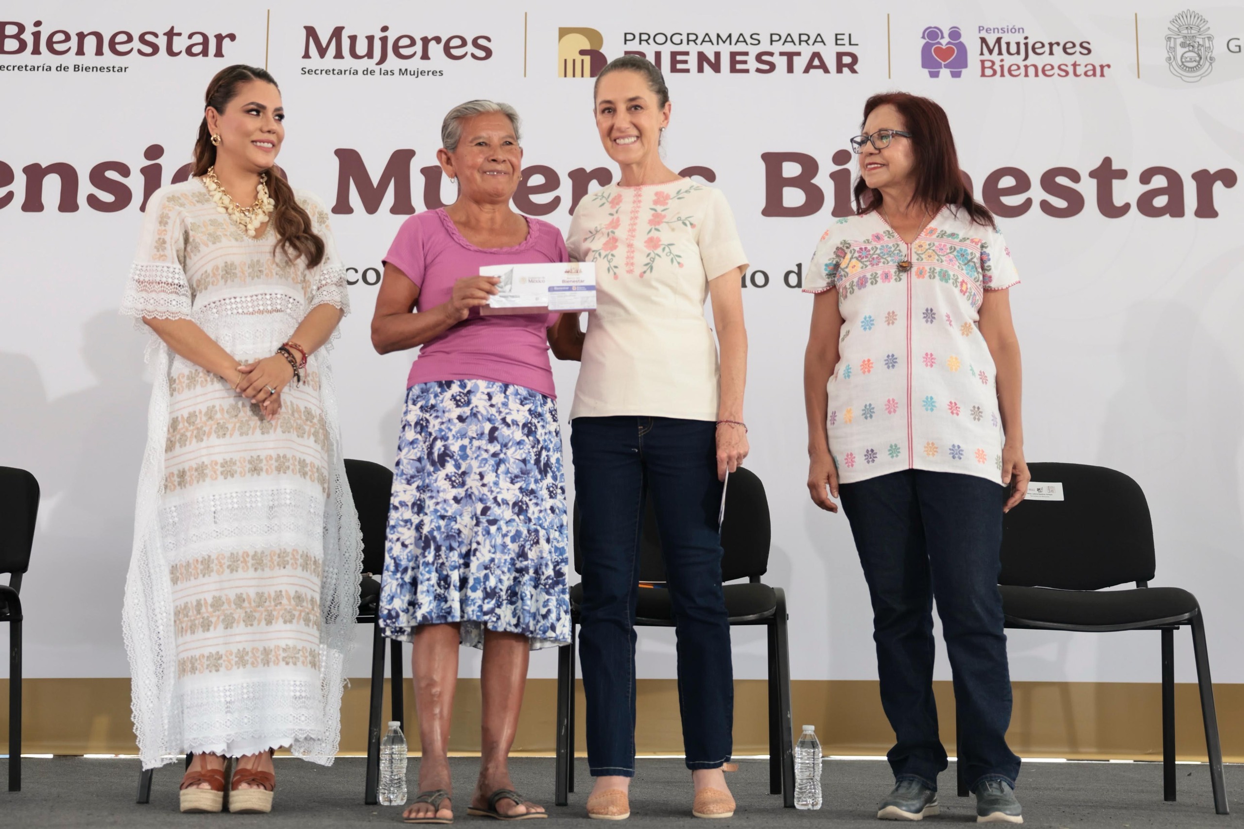 Sheinbaum entrega pensiones en Acapulco