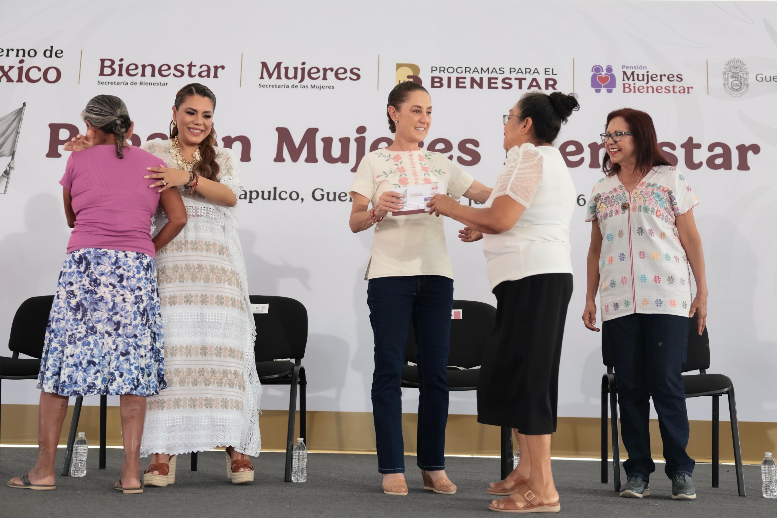 Sheinbaum reconoce a mujeres en Acapulco