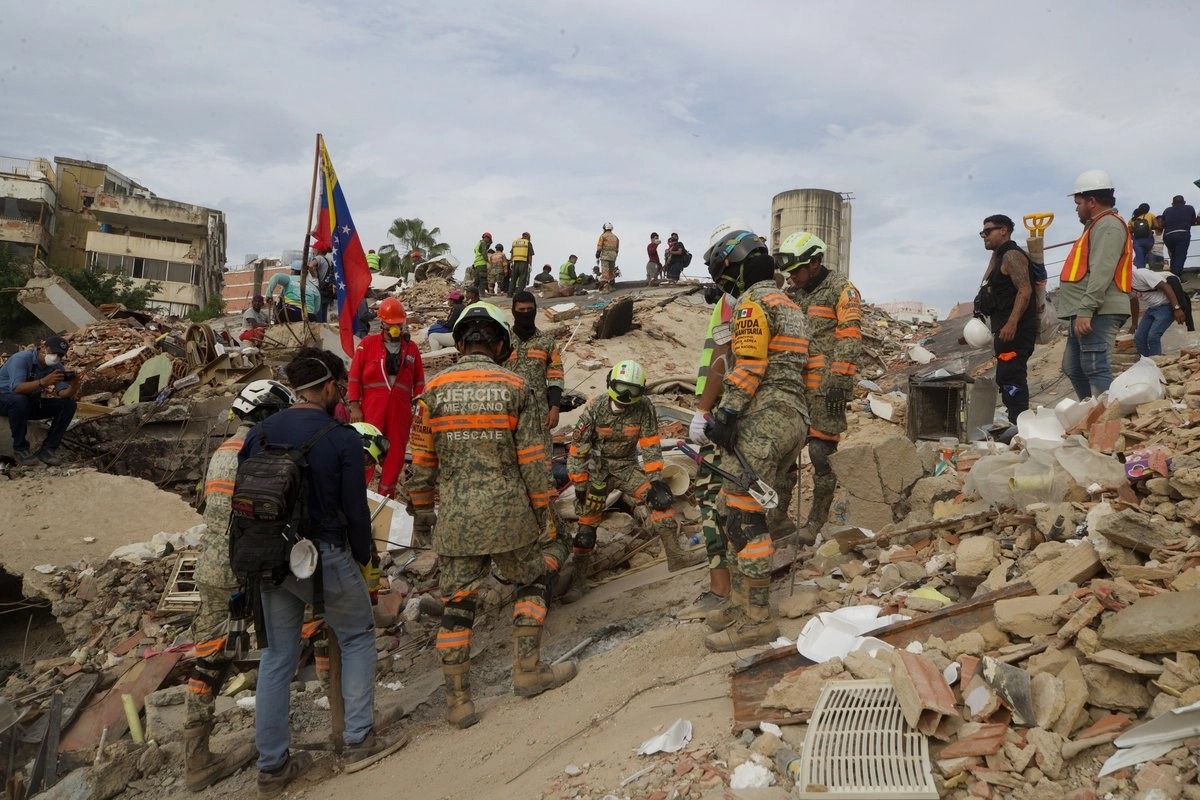 Equipos de emergencia continúan la búsqueda de sobrevivientes después de los terremotos.