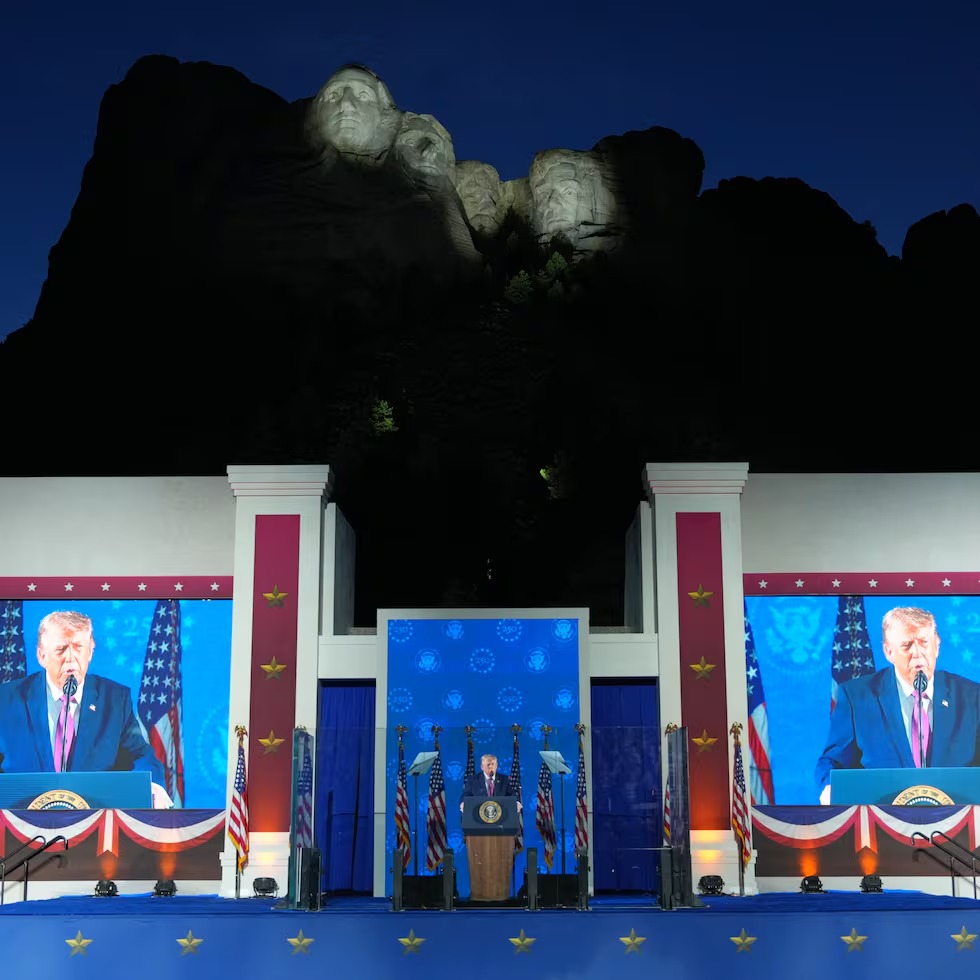 Donald Trump durante su discurso por el 250 aniversario de Estados Unidos en Monte Rushmore.