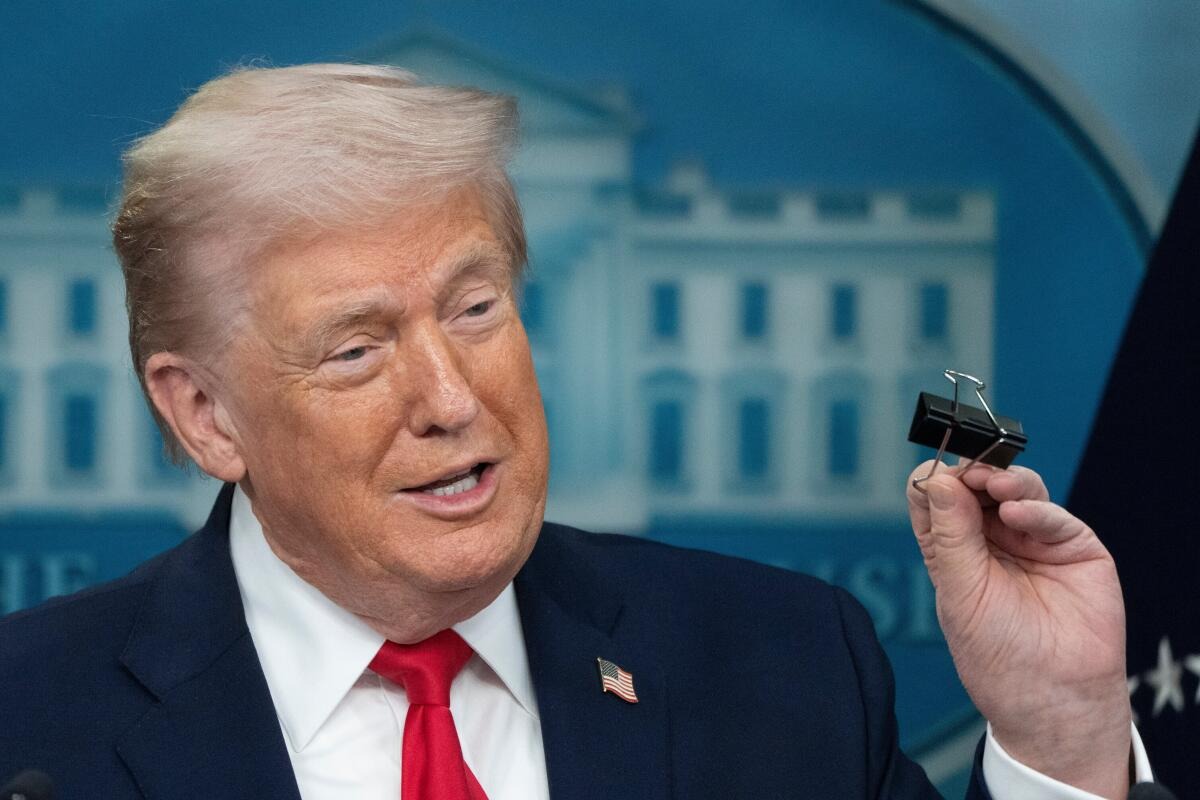 Trump destaca el crecimiento económico mientras critica a candidatos de izquierda.